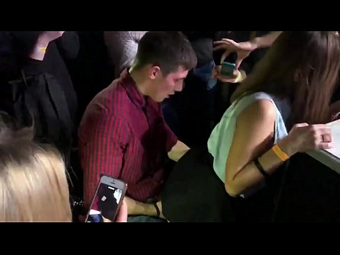 ❤️ Seksê rast di klûbek şevê ya rûsî de. Keçeke rûsî ya 18 salî di nav anus û vajînayê de li klûbeke şevê kenîya ️ Vîdyoya anal li me ❌️