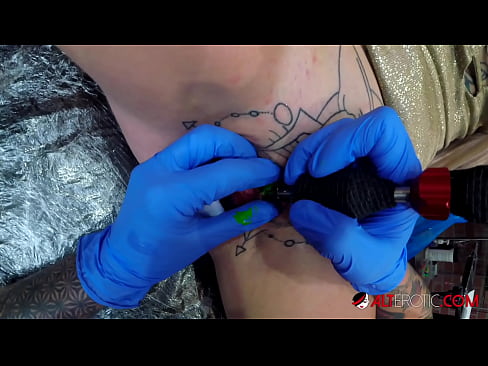 ❤️ Keçika pir tattookirî Sully Savage tattooek li ser klîtorê xwe kir. ️ Vîdyoya anal li me ❌️