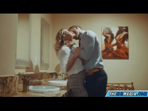 ❤️ Gava ku blondeyek busty we di nav hewşek gelemperî de dixapîne ️ Vîdyoya anal li me ❌️